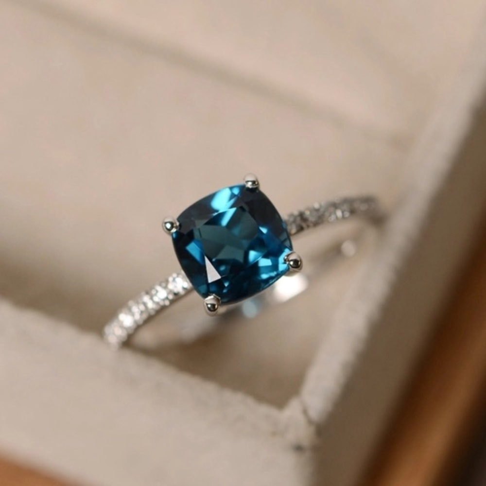 Lovely Blue Luxury Inlaid Stone Ring